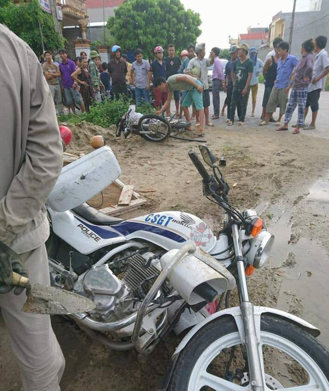 3 thanh nien 10x tong xe may vao moto csgt 2 nguoi bi thuong nang