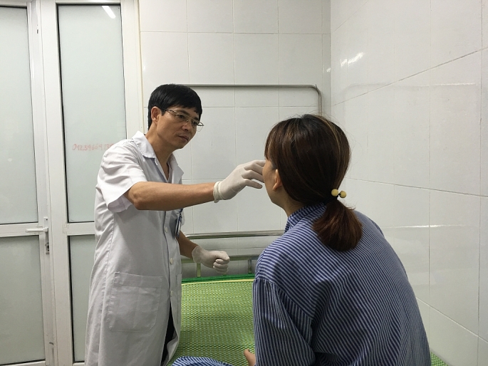 thieu nu phat hoang vi mui bong dung day mu vi tiem filler lam dep