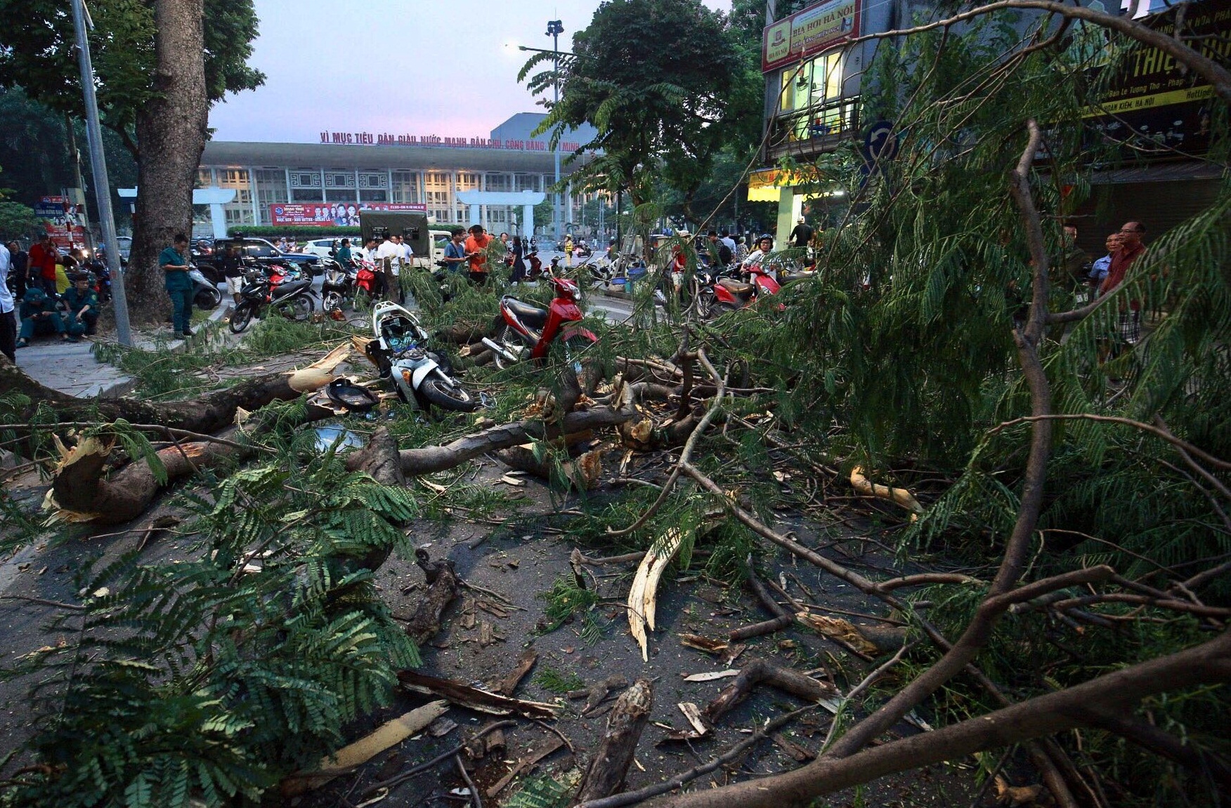 toan canh vu cay do de nat 2 xe may khien 5 nguoi nhap vien tai ha noi