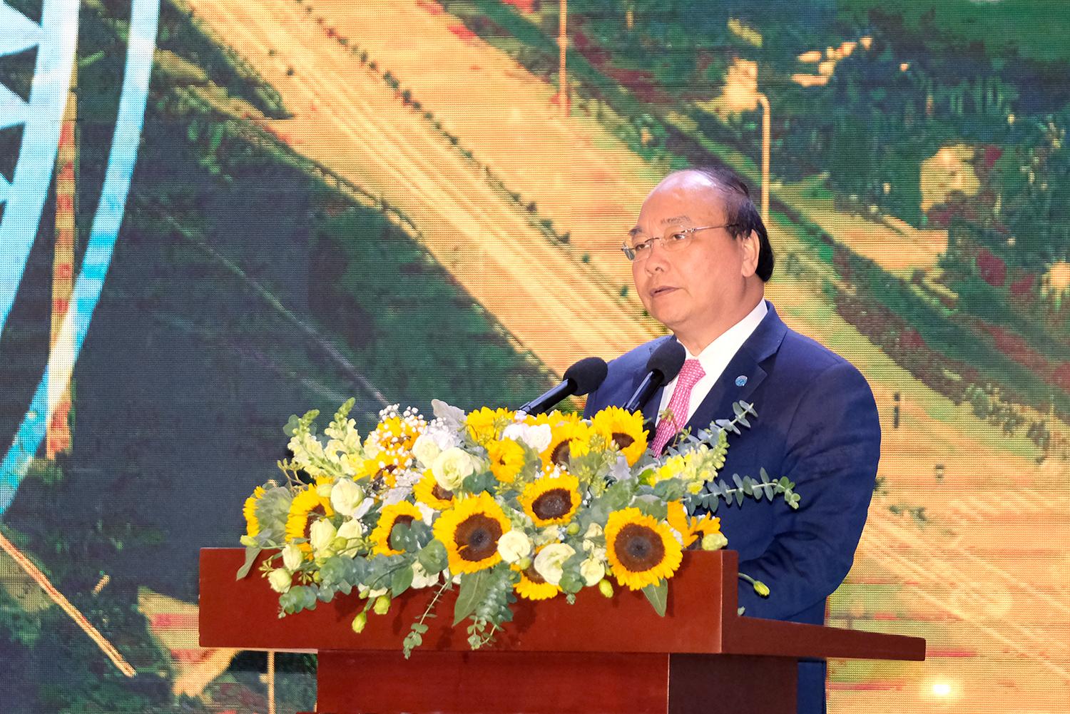 thu tuong nguyen xuan phuc dat dai la can cau com chu khong phai con ca
