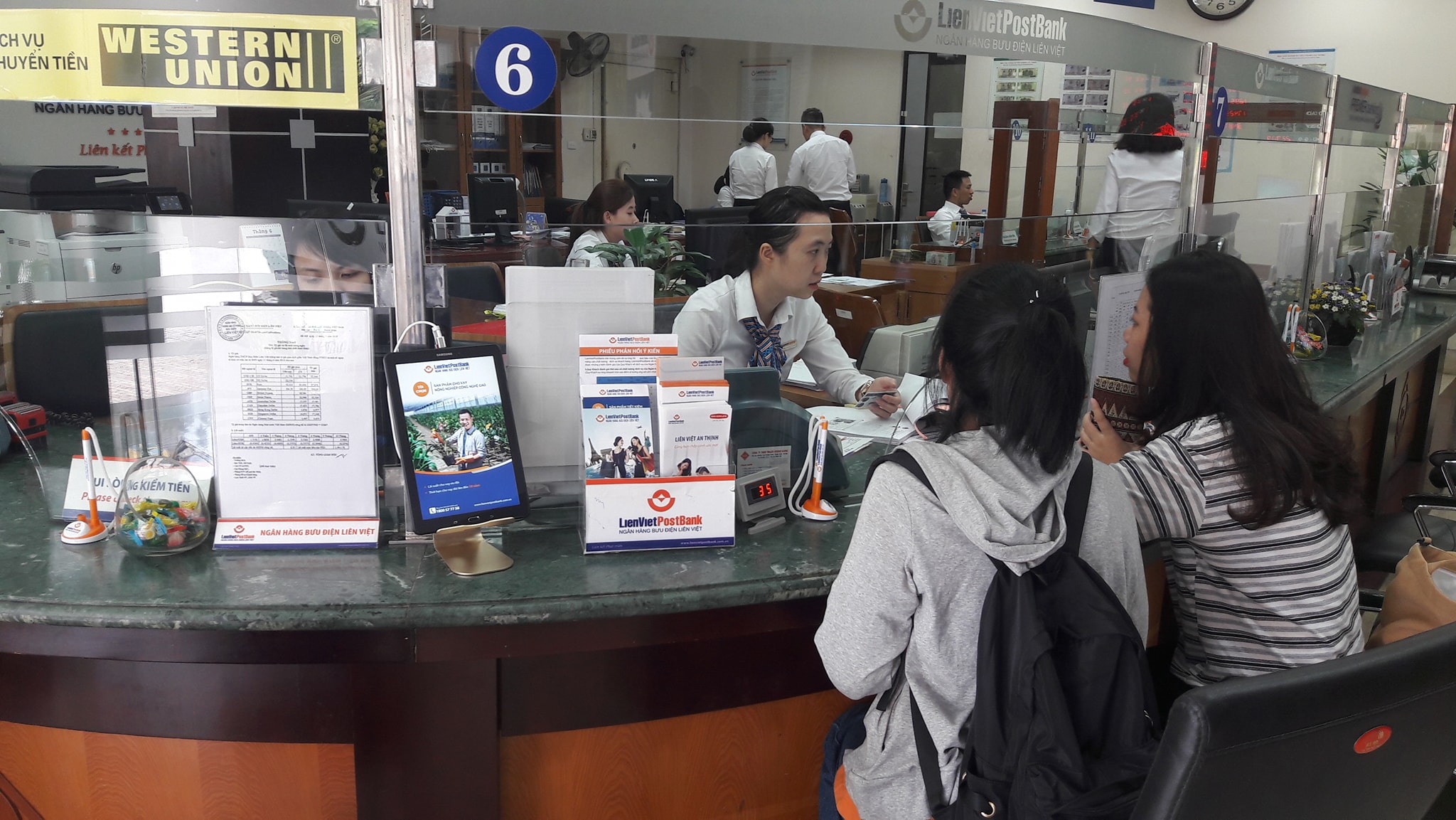 lienvietpostbank tien phong dung may tinh bang gioi thieu san pham toi khach hang