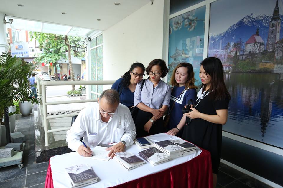 trang chu hien dai nhieu chuyen muc dac trung cho su menh doi ngoai nhan dan