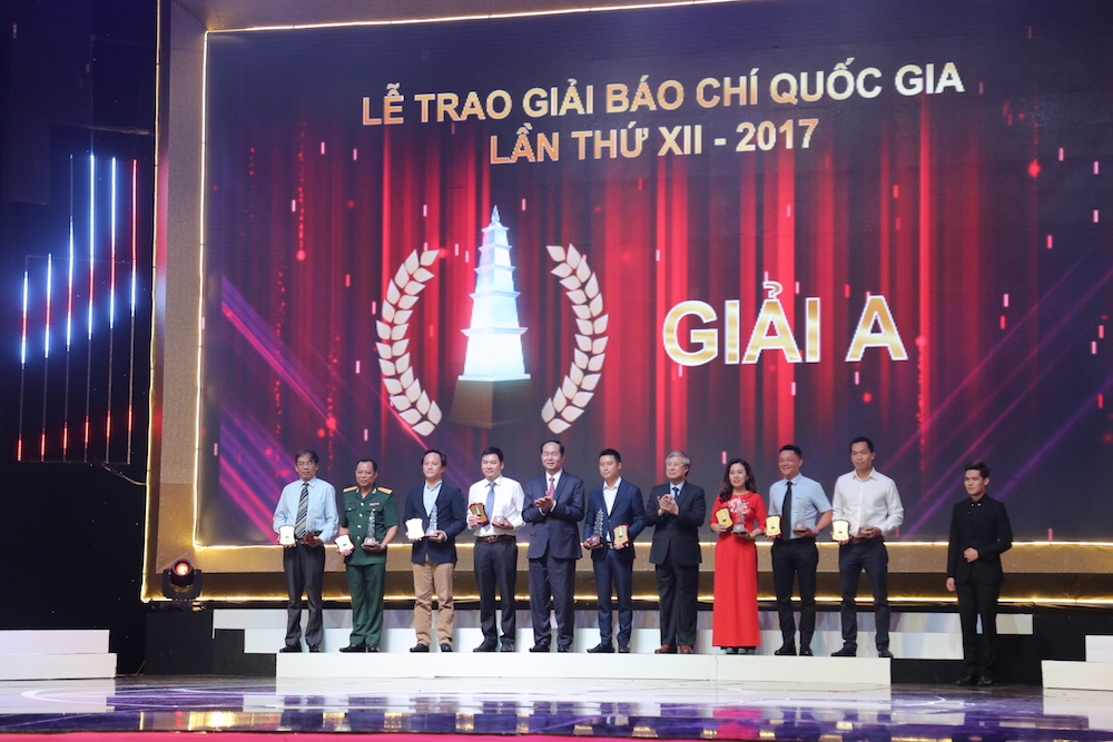 bao chi can tro thanh kenh giam sat dao duc cua can bo dang vien