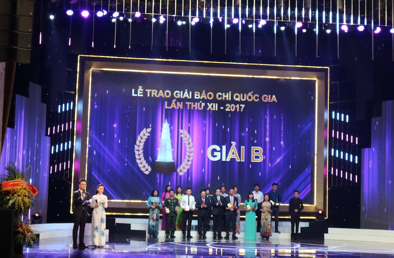 bao chi can tro thanh kenh giam sat dao duc cua can bo dang vien