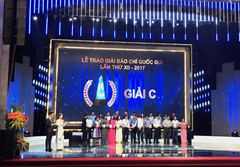 bao chi can tro thanh kenh giam sat dao duc cua can bo dang vien