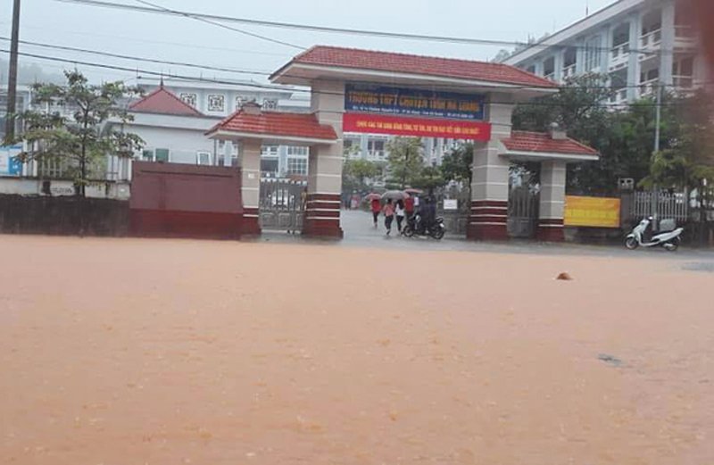 ha giang ho tro thi sinh di thi thpt quoc gia bang xe dac chung xuong cuu ho