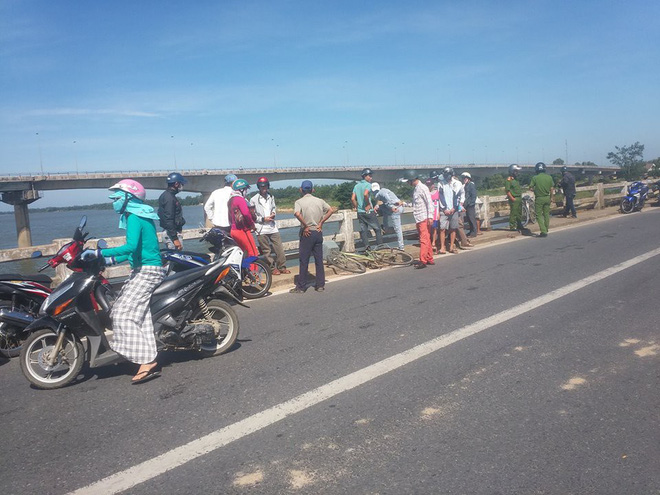 de lai xe dap tren cau nam thanh nien 17 tuoi nhay cau cau lau tu tu