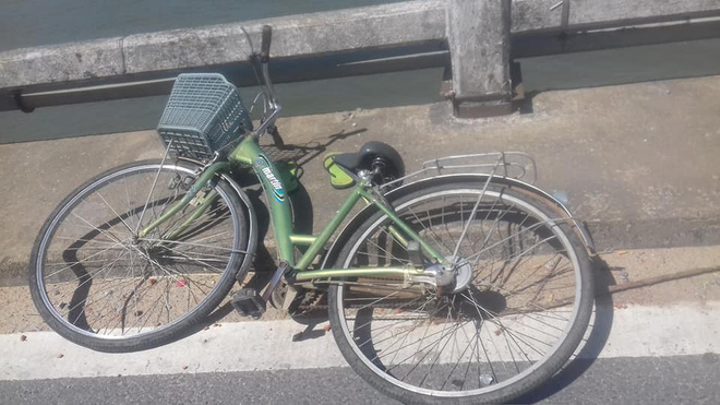 de lai xe dap tren cau nam thanh nien 17 tuoi nhay cau cau lau tu tu