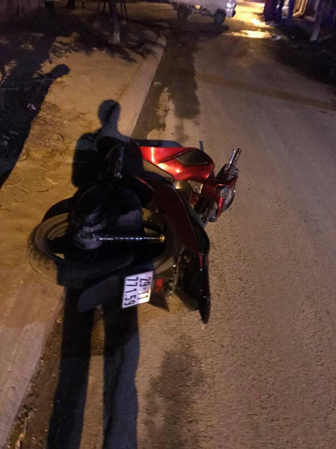 ha noi phat hien 2 nam thanh nien chet gan chiec xe may tren pho luc rang sang