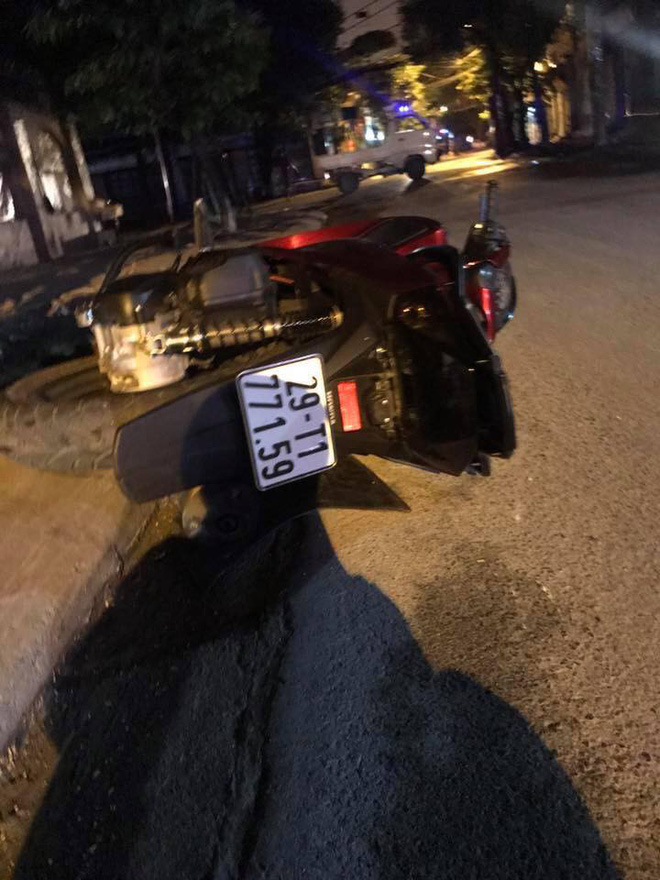 ha noi phat hien 2 nam thanh nien chet gan chiec xe may tren pho luc rang sang