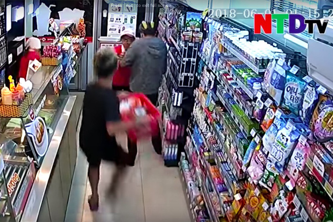 nhan chung vu nhom thanh thieu nien cam dao xong vao cua hang tien loi cuop cua hanh hung nhan vien o sai gon luc do la 2 gio sang