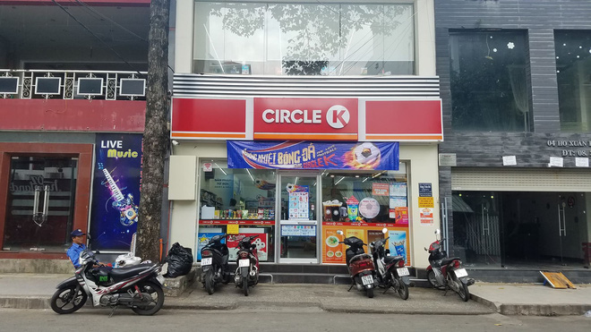 nhan chung vu nhom thanh thieu nien cam dao xong vao cua hang tien loi cuop cua hanh hung nhan vien o sai gon luc do la 2 gio sang