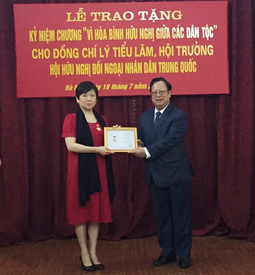 vufo trao ky niem chuong vi hoa binh huu nghi giua cac dan toc cho ba ly tieu lam