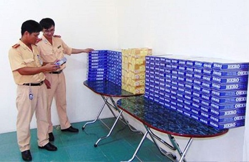 csgt thanh hoa bat hai xe tai cho may lanh va thuoc la lau