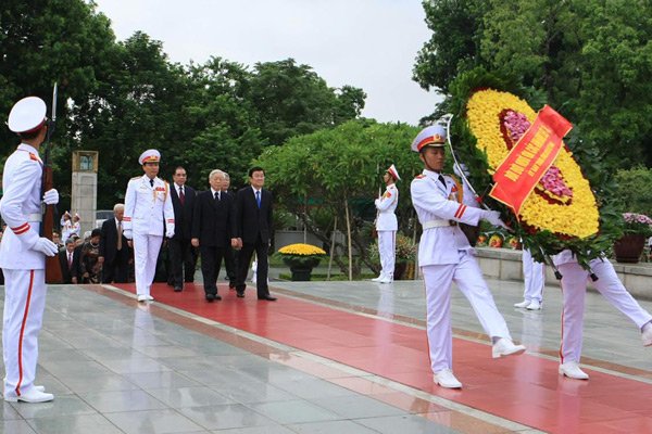 lanh dao dang nha nuoc tuong niem anh hung liet si vieng chu tich ho chi minh