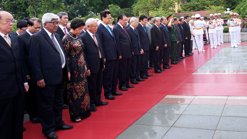 lanh dao dang nha nuoc tuong niem anh hung liet si vieng chu tich ho chi minh