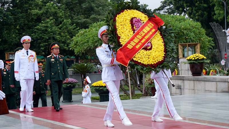 lanh dao dang nha nuoc tuong niem anh hung liet si vieng chu tich ho chi minh
