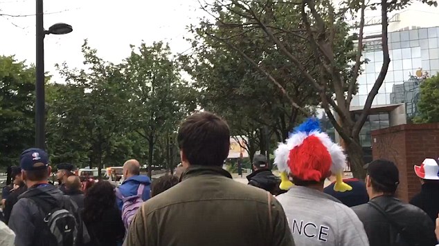 no lon ben ngoai san van dong stade de france truoc tran phap va iceland
