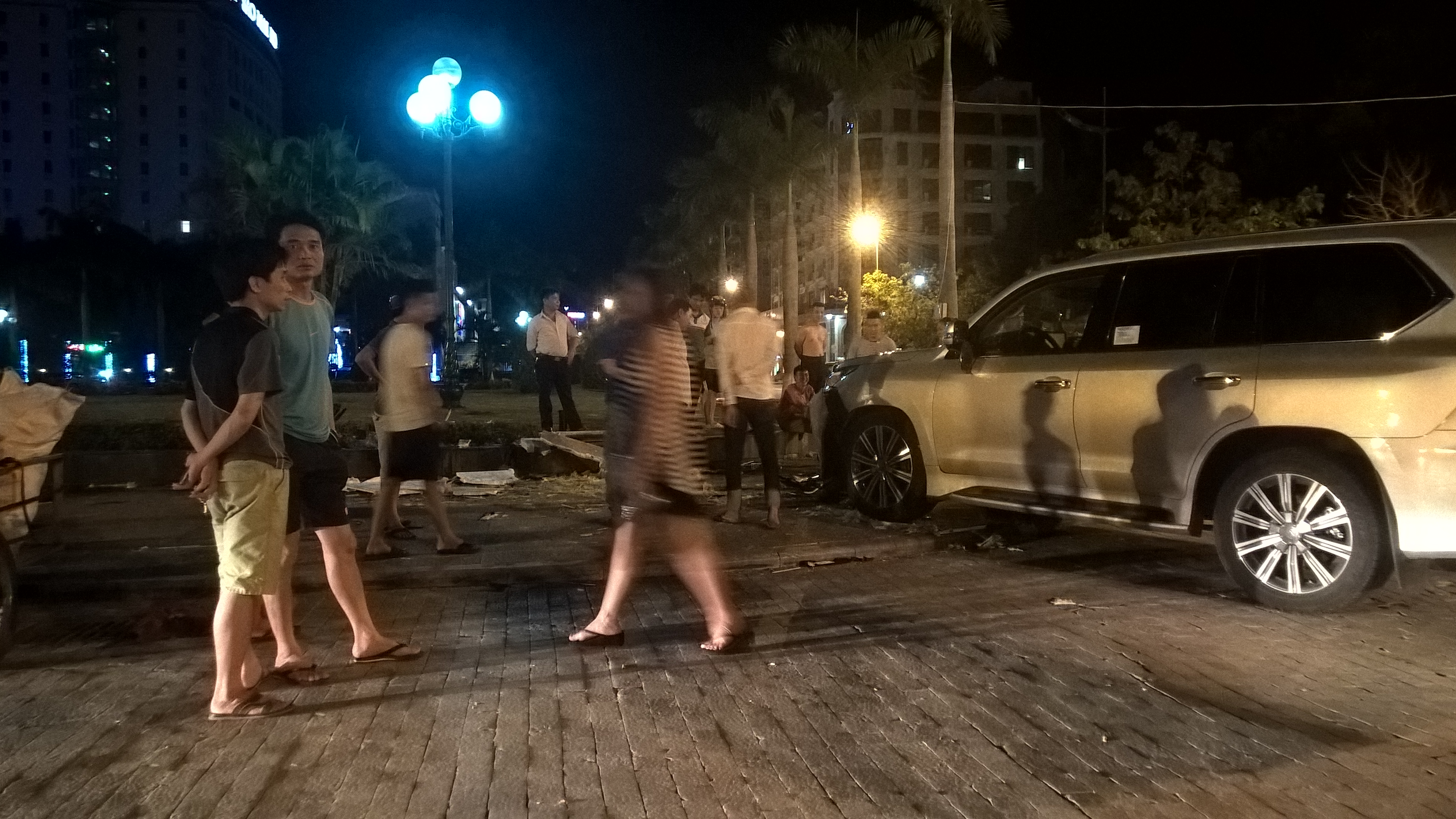 xe lexus mat lai tong thang vao 5 nguoi dang ngoi o quan nuoc ven duong