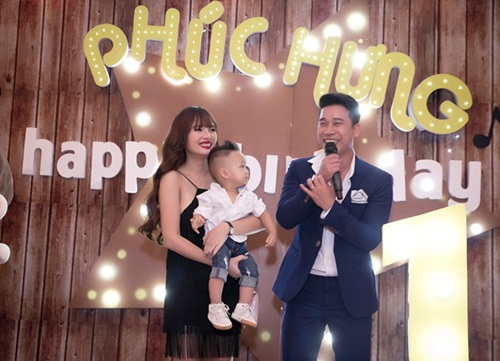 le hoang the men va vo 9x to chuc tiec thoi noi cho con trai