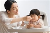 nhung thoi quen sai lam cua me khi cho tre an sua chua