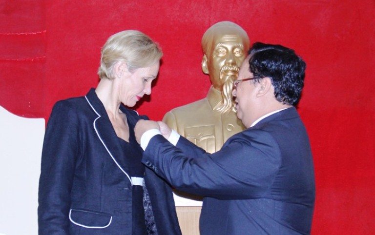 trao tang ky niem chuong vi hoa binh huu nghi giua cac dan toc cho dai su thuy dien