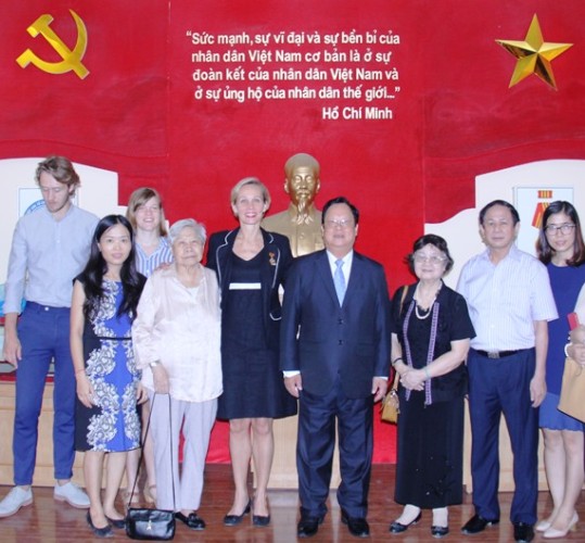 trao tang ky niem chuong vi hoa binh huu nghi giua cac dan toc cho dai su thuy dien