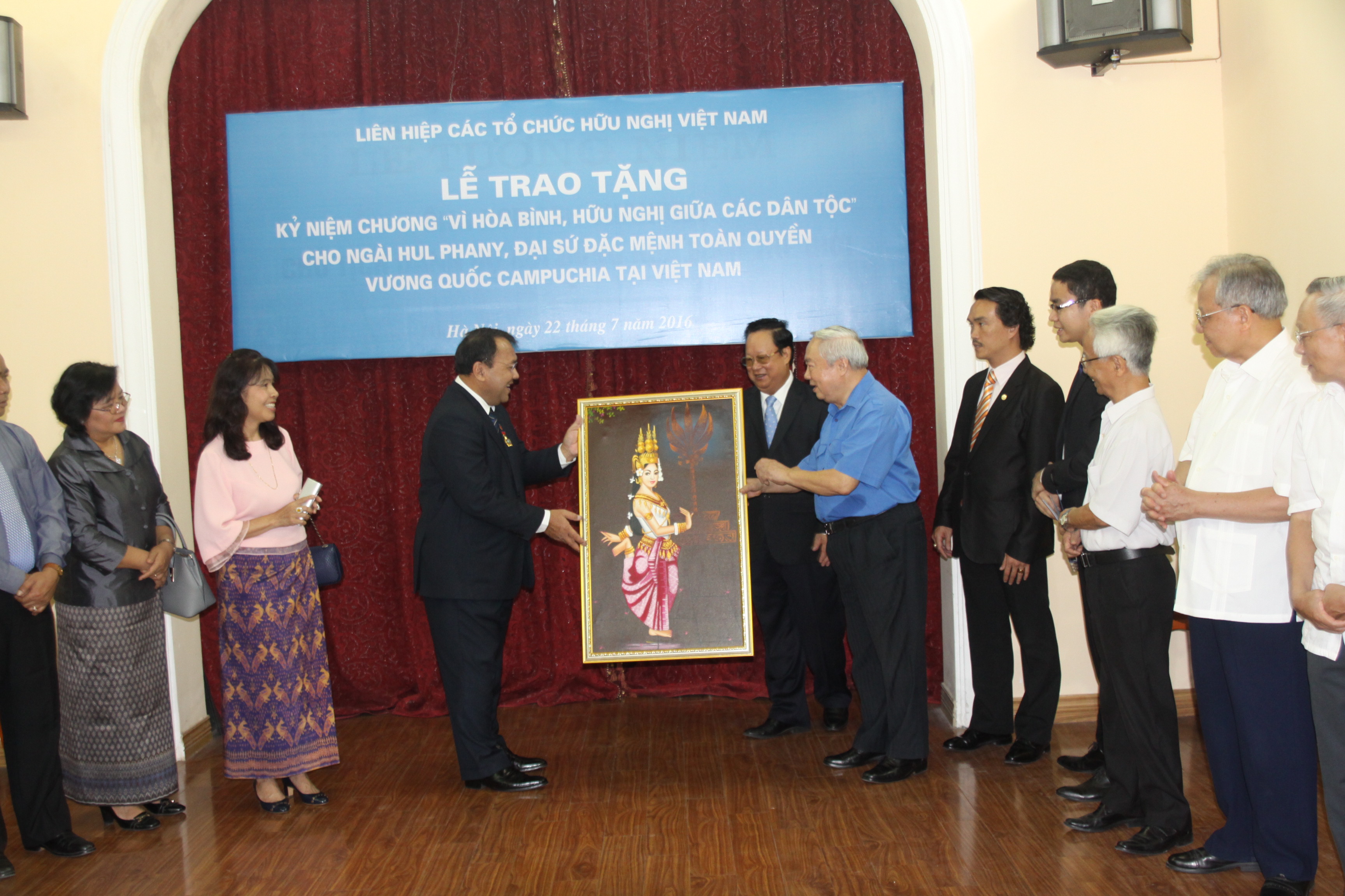 dai su campuchia tai viet nam hul phany nhan ky niem chuong vi hoa binh huu nghi giua cac dan toc