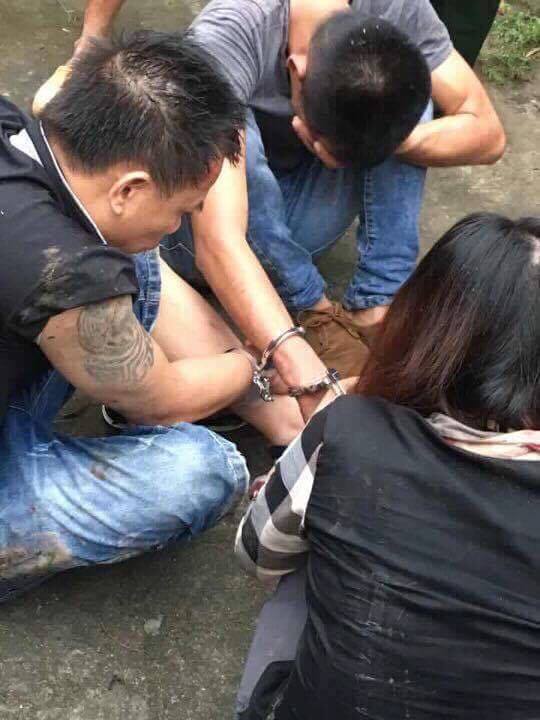 hai duong dan lang vay bat nhom 3 nguoi vi nghi den nghia trang dao mo lay trom vang