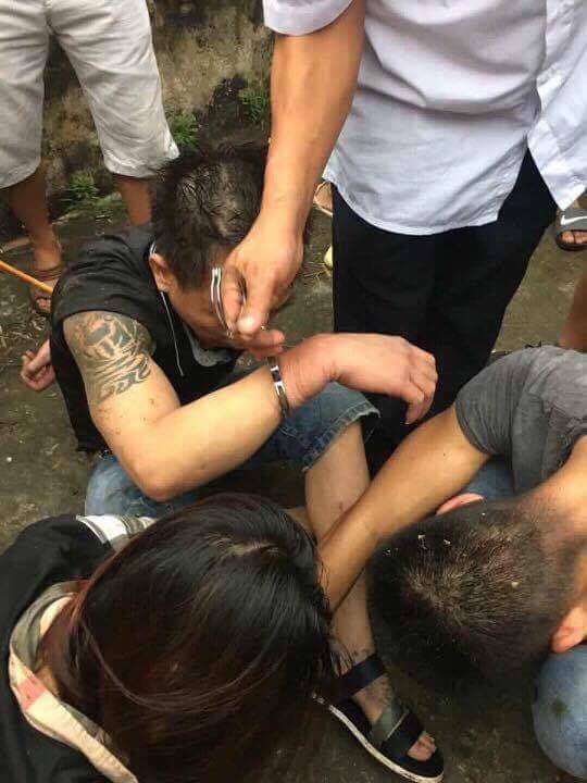 hai duong dan lang vay bat nhom 3 nguoi vi nghi den nghia trang dao mo lay trom vang