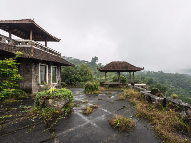 ben trong khach san bo hoang day ma mi o indonesia