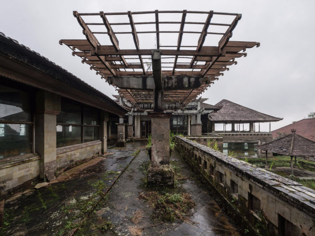 ben trong khach san bo hoang day ma mi o indonesia