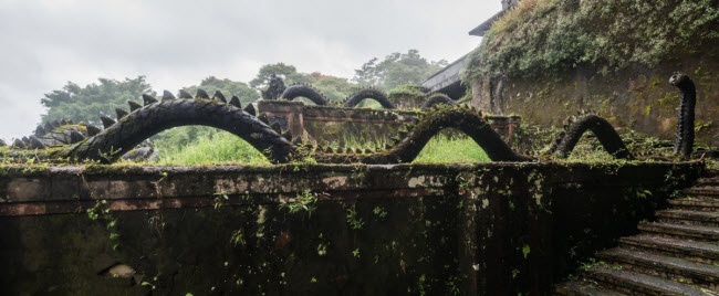 ben trong khach san bo hoang day ma mi o indonesia