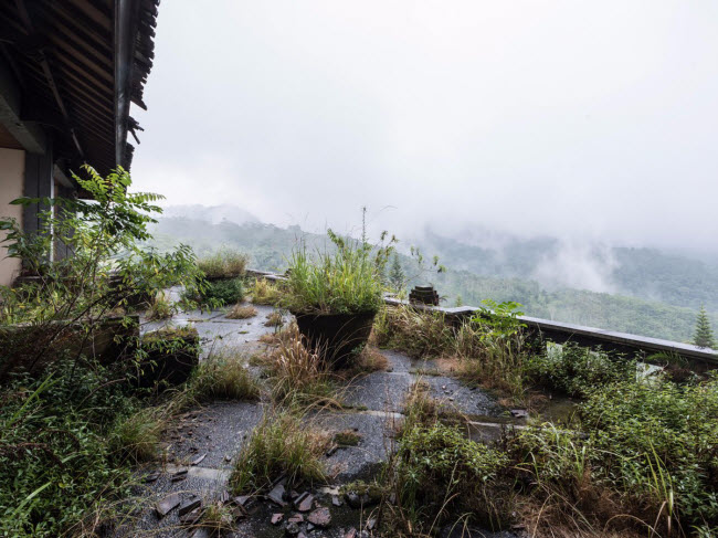 ben trong khach san bo hoang day ma mi o indonesia