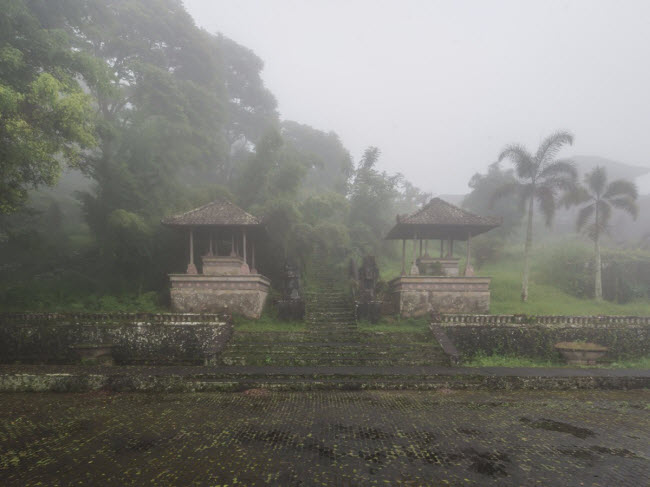 ben trong khach san bo hoang day ma mi o indonesia