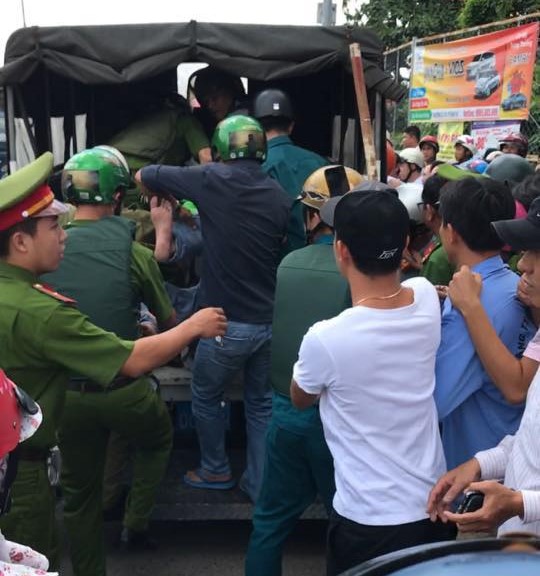 nghi ngao da nam thanh nien cam dao xong vao tiem ao cuoi chem nguoi roi tu sat