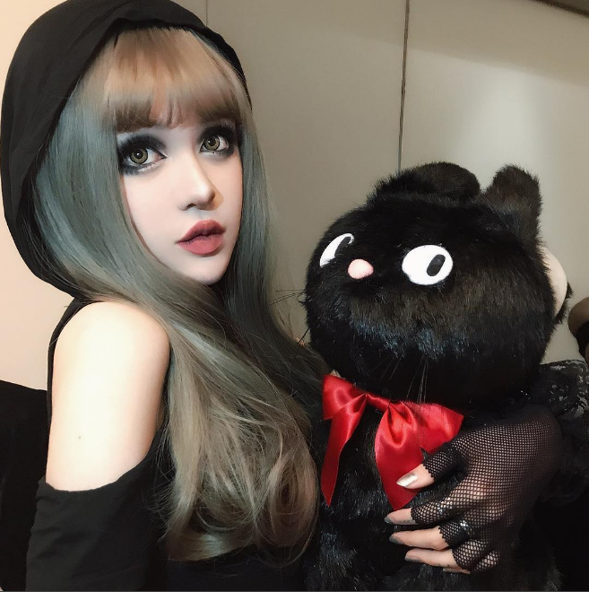 co gai trung quoc khien cu dan mang chao dao vi ve ngoai nhu mot bup be song