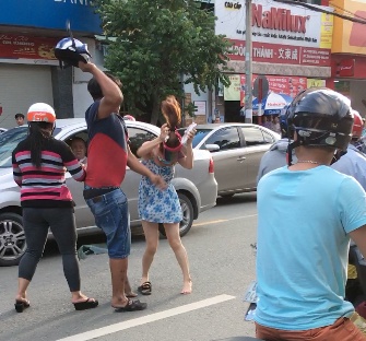 nam thanh nien dap mu bao hiem vao dau co gai sau va cham khai gi