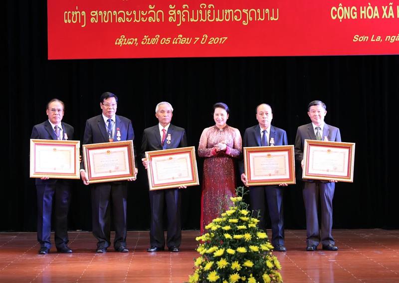 trao tang huan chuong cua chu tich nuoc cho lanh dao 15 tinh nuoc ban lao