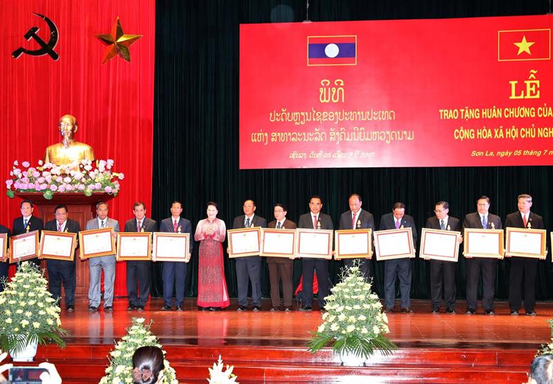 trao tang huan chuong cua chu tich nuoc cho lanh dao 15 tinh nuoc ban lao