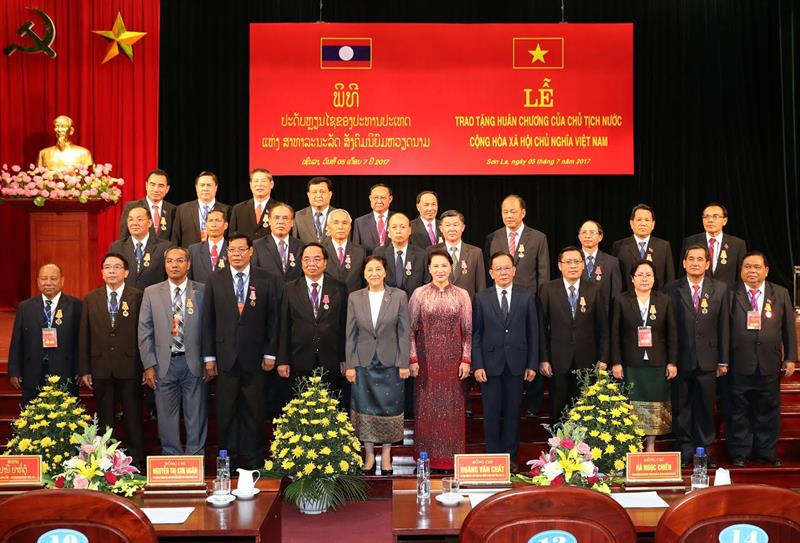 trao tang huan chuong cua chu tich nuoc cho lanh dao 15 tinh nuoc ban lao
