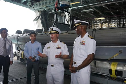 hai quan viet nam my lan dau tien giao luu tai cam ranh