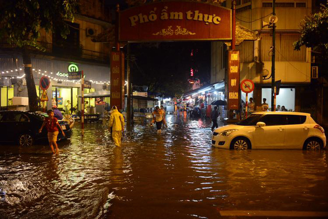 ha noi mua lon bat ngo doi xuong pho am thuc tong duy tan ngap nang