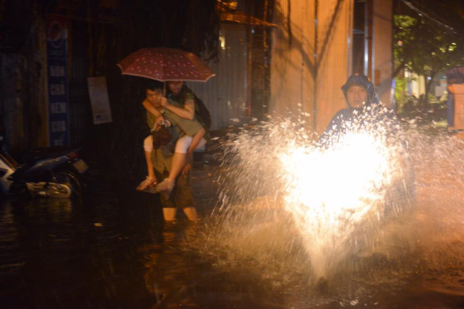 ha noi mua lon bat ngo doi xuong pho am thuc tong duy tan ngap nang