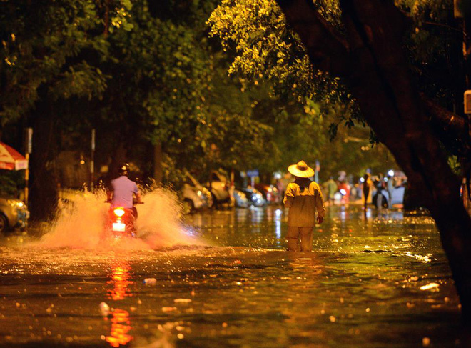 ha noi mua lon bat ngo doi xuong pho am thuc tong duy tan ngap nang