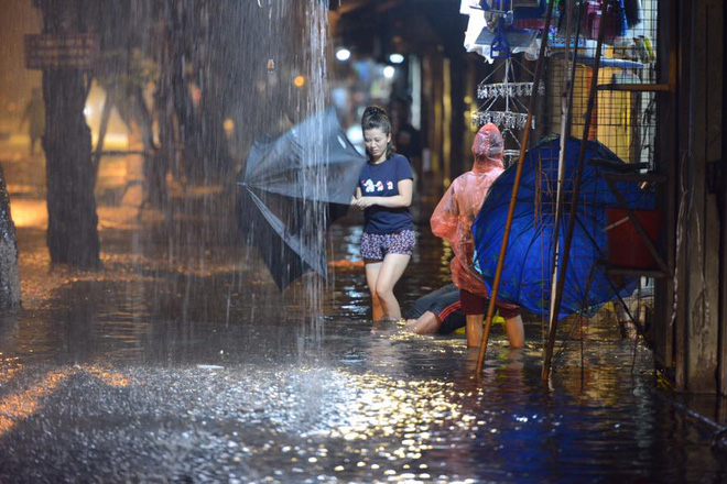 ha noi mua lon bat ngo doi xuong pho am thuc tong duy tan ngap nang