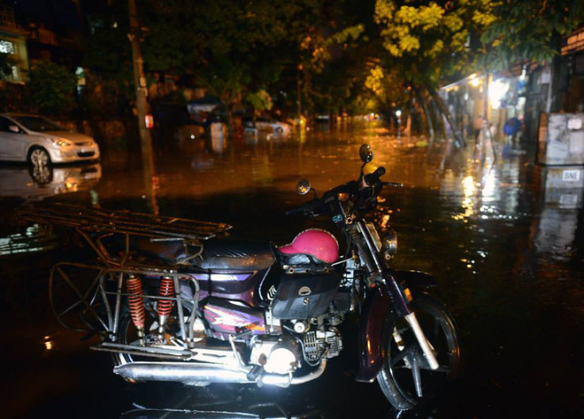 ha noi mua lon bat ngo doi xuong pho am thuc tong duy tan ngap nang