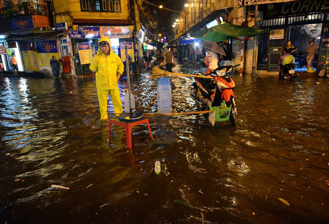 ha noi mua lon bat ngo doi xuong pho am thuc tong duy tan ngap nang