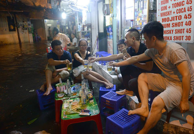 ha noi mua lon bat ngo doi xuong pho am thuc tong duy tan ngap nang