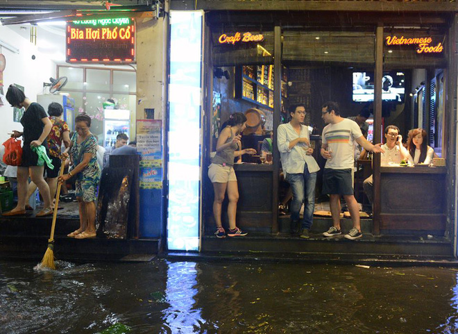 ha noi mua lon bat ngo doi xuong pho am thuc tong duy tan ngap nang